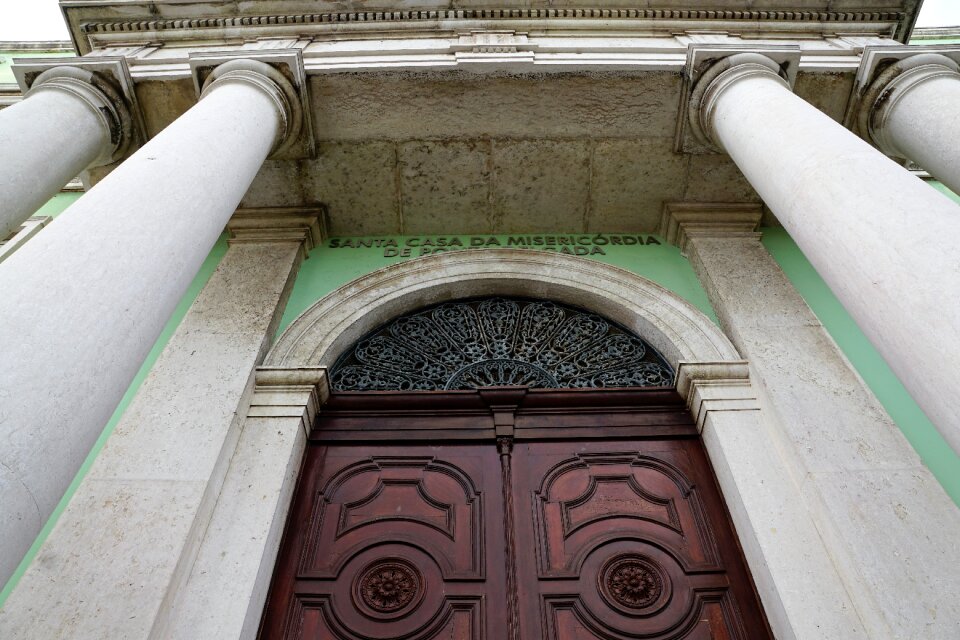 Island facade pillar