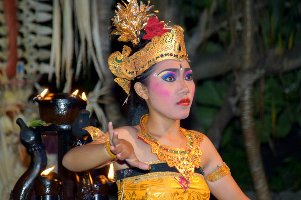 Ubud event dance sideshow photo