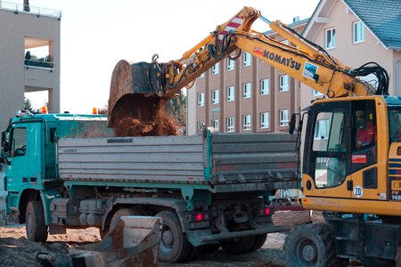 Soil excavation tipper