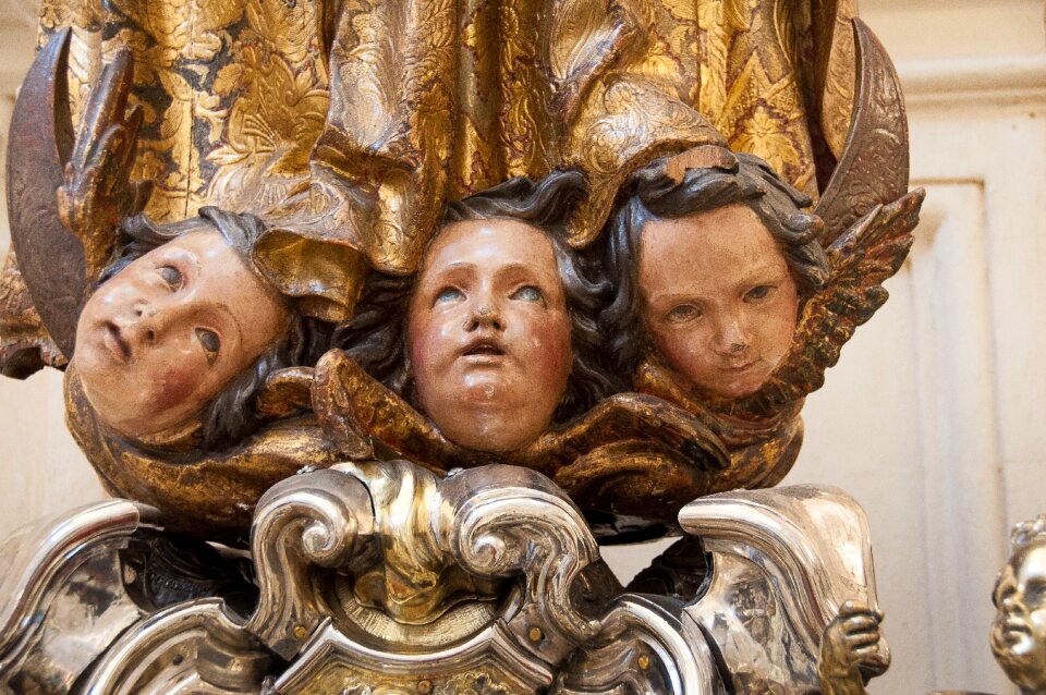 Statue angels faces