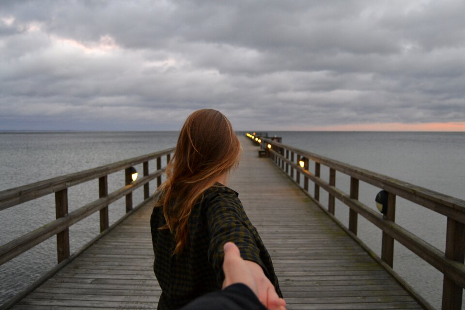 Sweden hold hand
