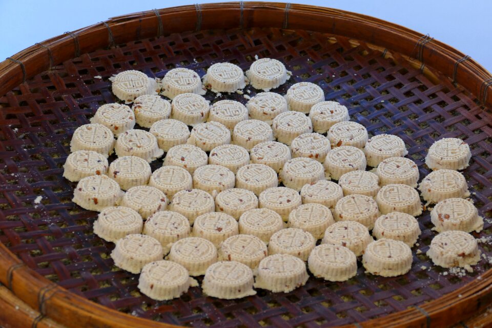 Bake sweet small cakes