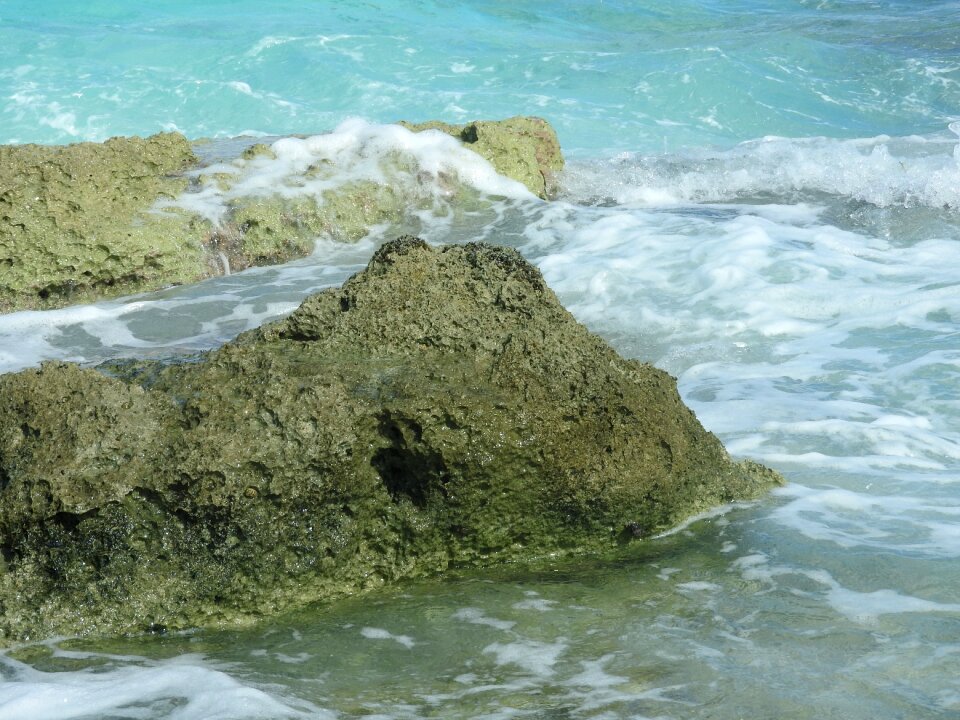 Sea water rock waves