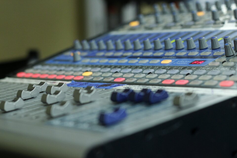 Music mixing board