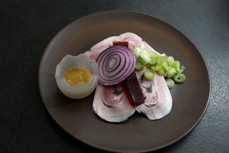 Red onion cloud portion served photo