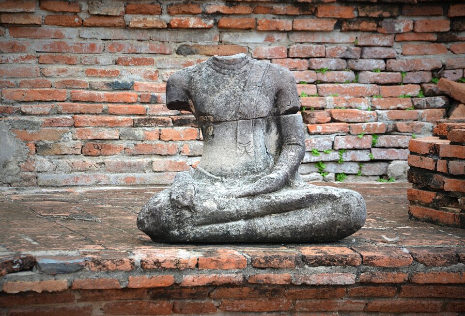 Steinbuddha head headless