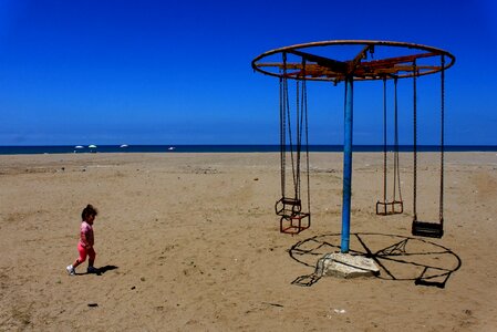 Child beach horizon line photo