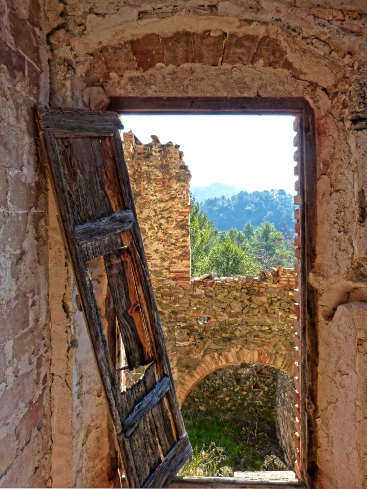 Ruin house abandoned impaired