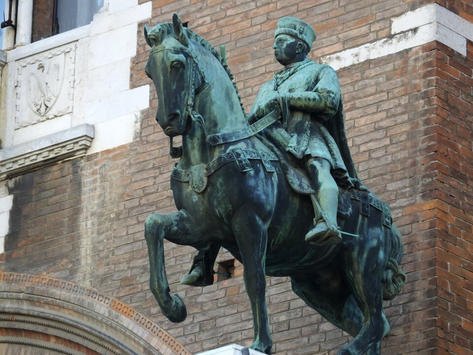 Sculpture architecture ferrara
