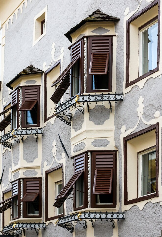 Facade shutter tilt