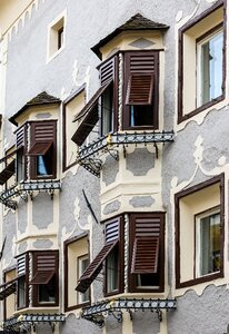 Facade shutter tilt
