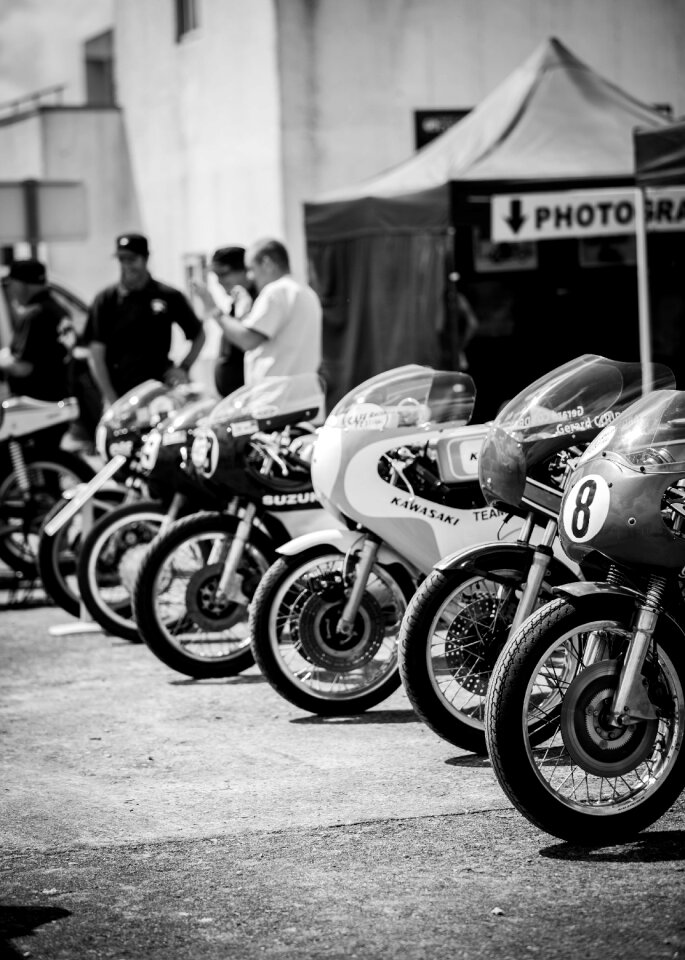 Circuit cafe racer race