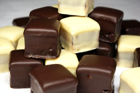 Eat domino effect black
