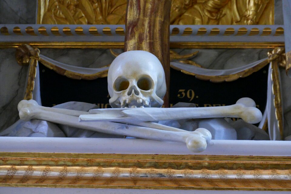 Weird death creepy