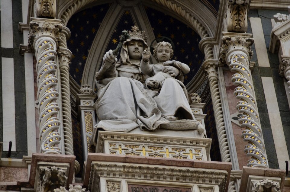 Facade cathedral sculpture