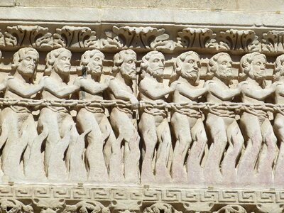 Chain figure relief