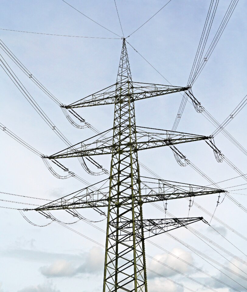Anchor pylon lattice power supply