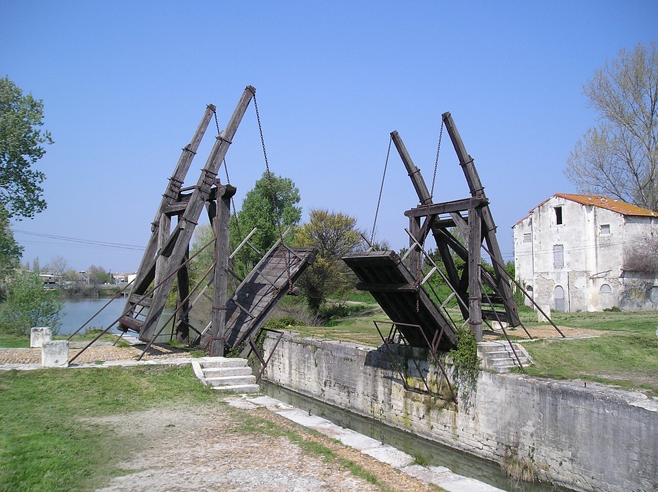Arles bridge van gogh monuments