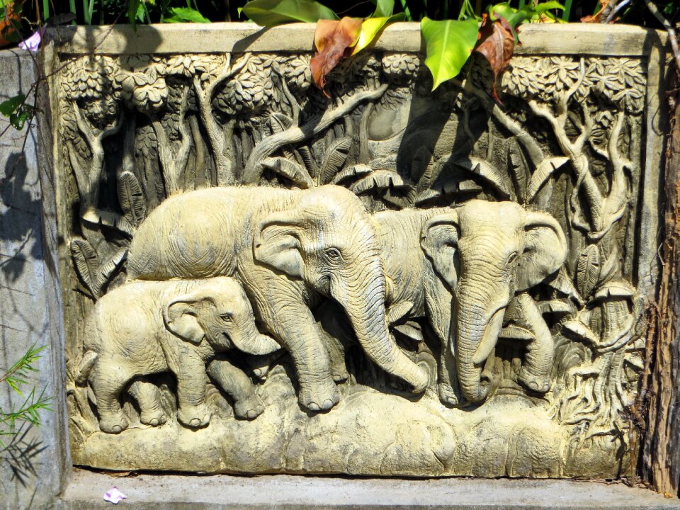 Elephants sculpture folk art