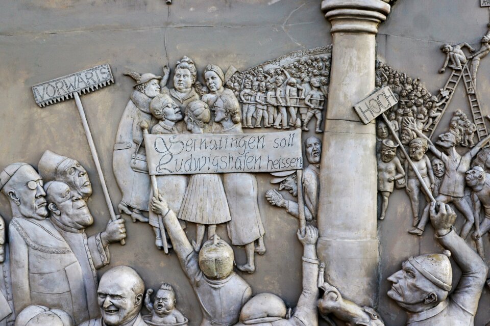 Wall ludwigshafen statue