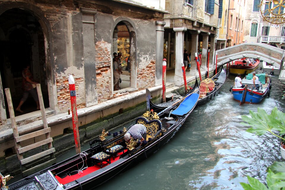 Gandola boats street