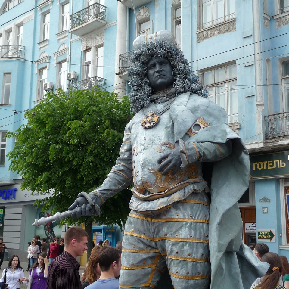 Performing performance living statue
