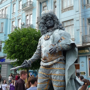 Performing performance living statue