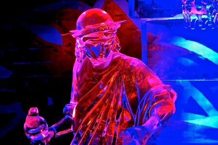 Ice n window shopping ijsfiguur