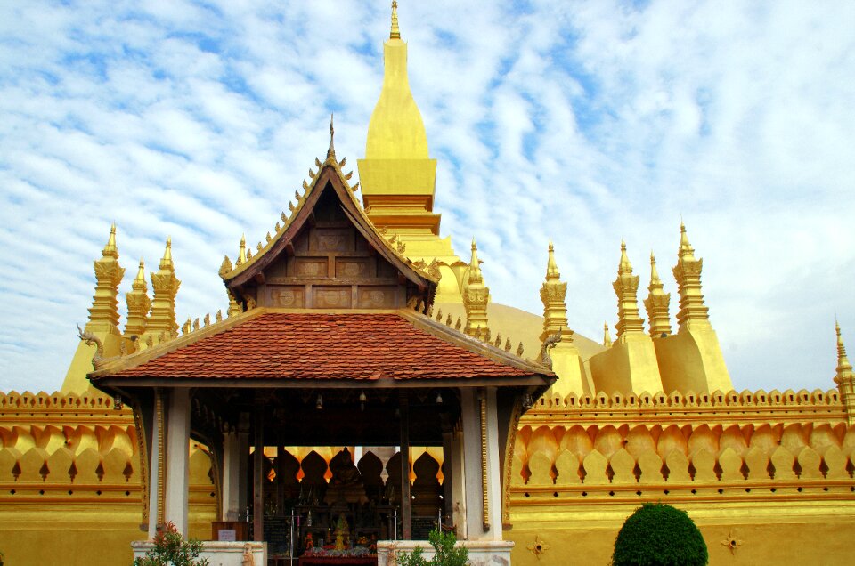 Golden pagoda stupa doré