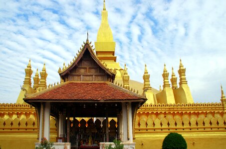 Golden pagoda stupa doré
