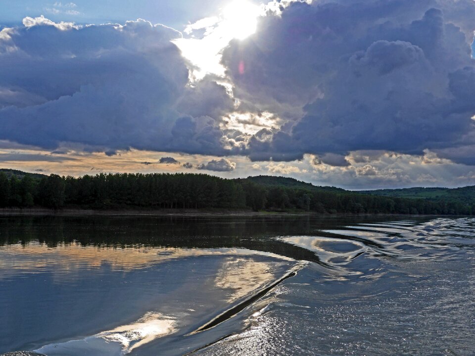 Bow wave mirroring underflow