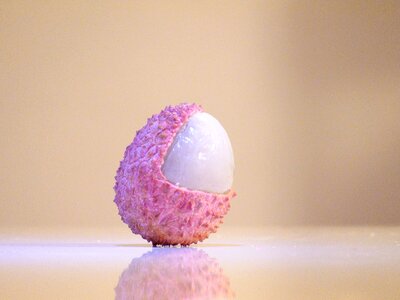 Eat fruit litchi