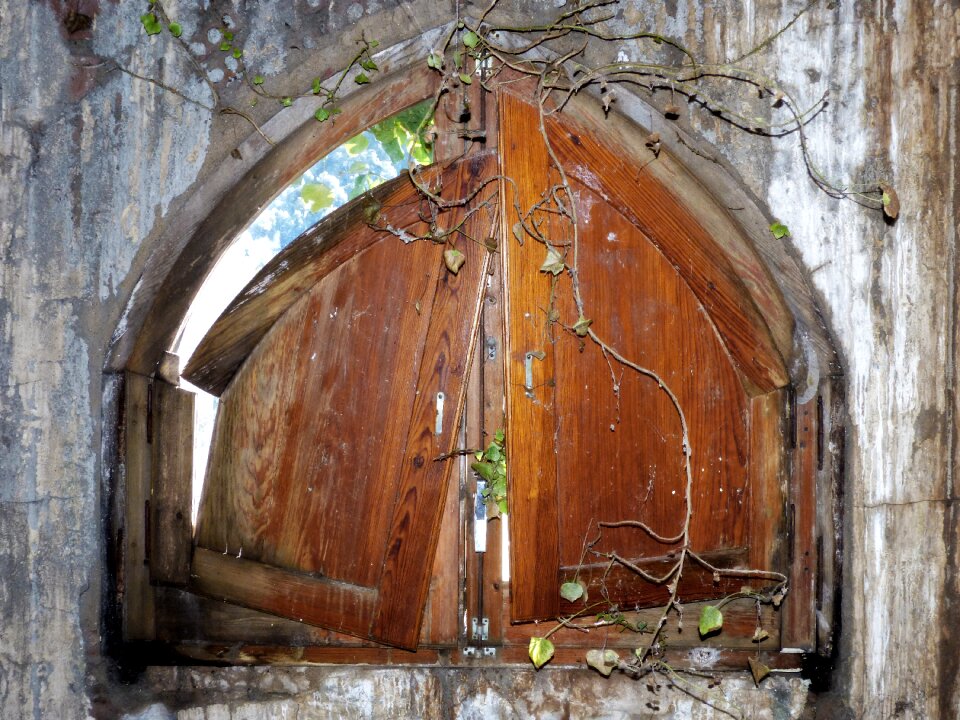 Abandoned peeling paint house abandoned