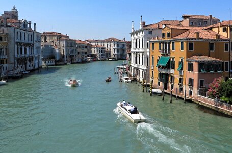 Facades channel boats