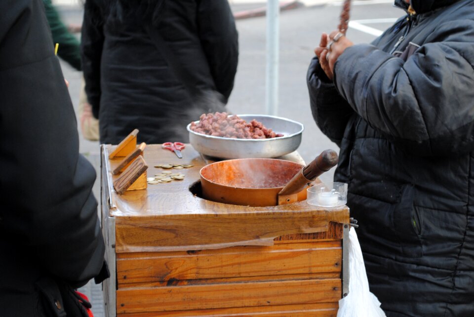 Seller caramelized peanuts food of the street