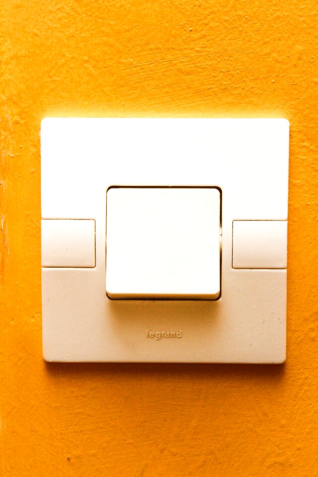 Yellow walls light