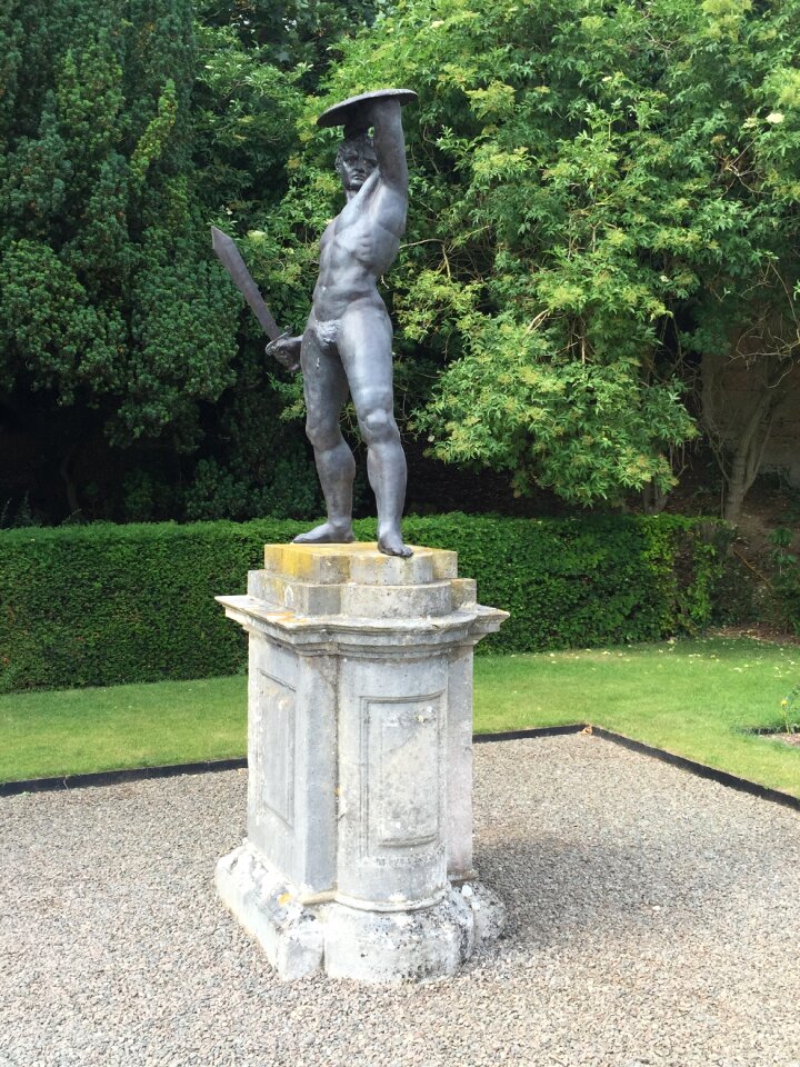 Gardens sculpture thrower