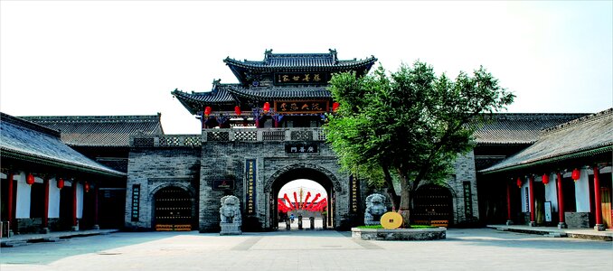 Lee courtyard the main entrance kwong sin door