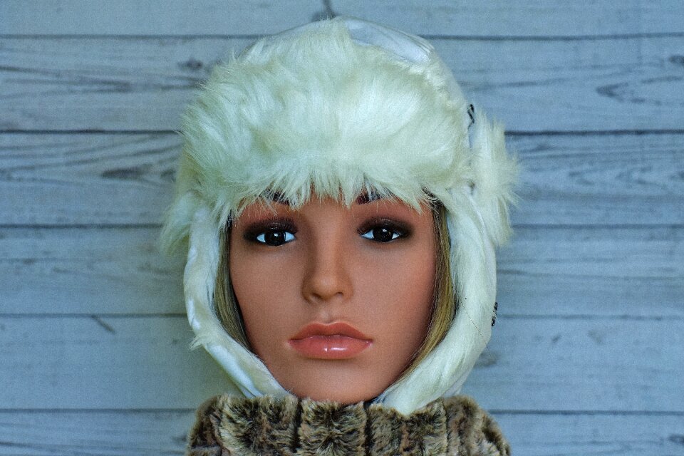 Cold female display dummy