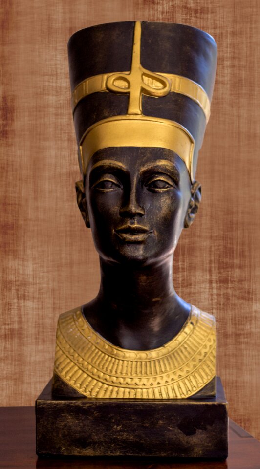 Nefertiti figure sculpture