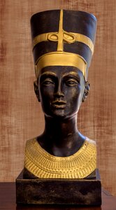 Nefertiti figure sculpture