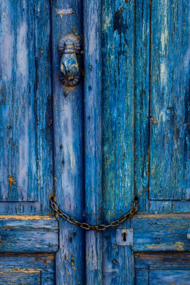 Chain keyhole knocker