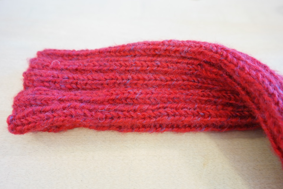 Knitted fabric red put