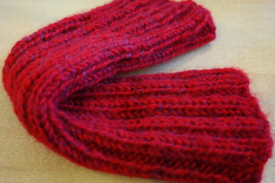 Knitted fabric red put