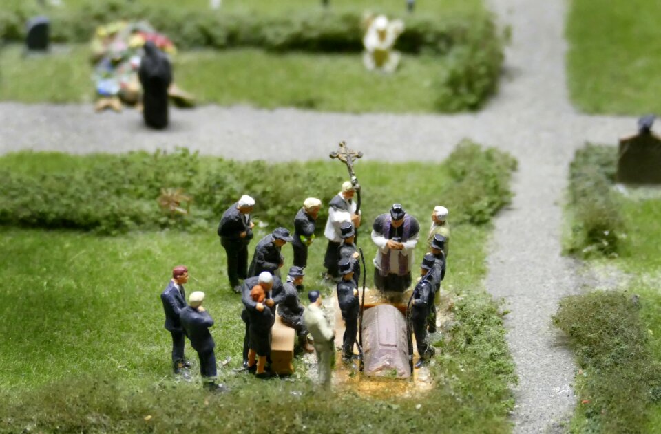 Figures modelling miniature