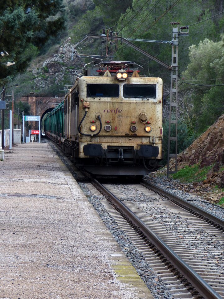 Station locomotive goods