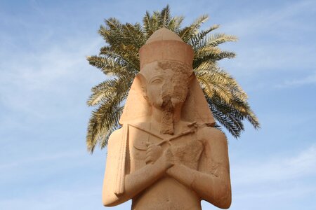 Humor statue ruins