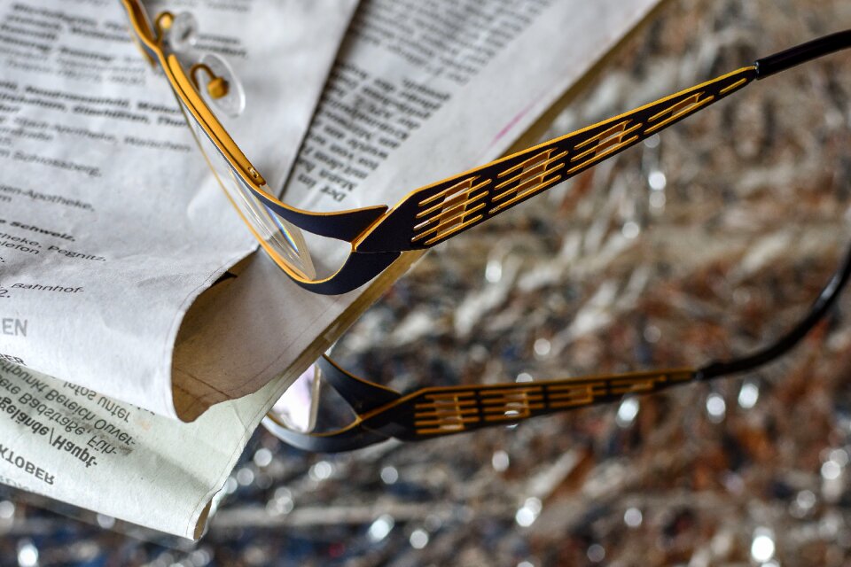 Newspaper spieglung reading glasses