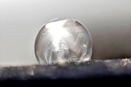 Frozen bubble eiskristalle winter
