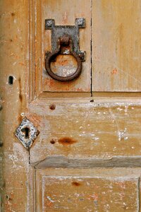 Knocker keyhole entrance
